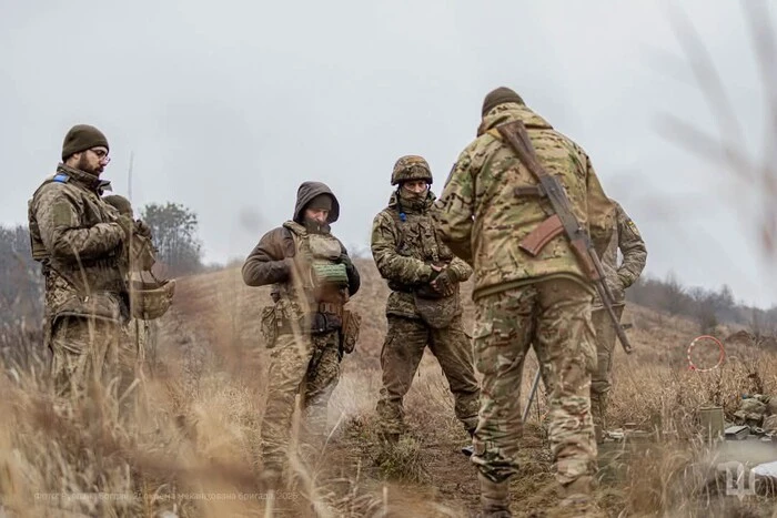 A soldier of the Armed Forces of Ukraine stands in a square with a disciplined posture