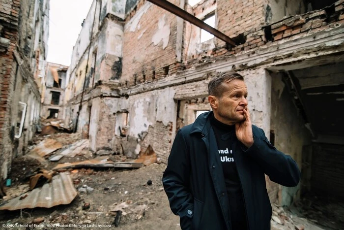 Nobel laureates inspect the ruins and conduct lectures on sheltering