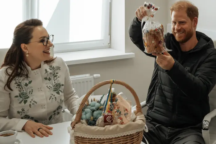 Książę Harry otrzymał w prezencie babkę, upieczoną z mąki z zaminowanych ukraińskich pól