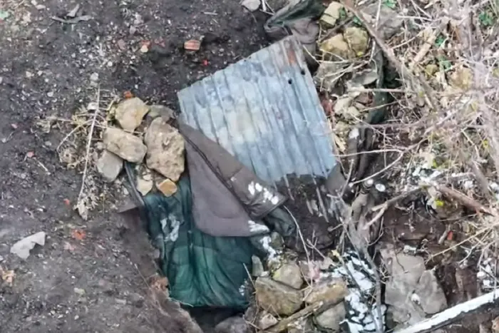 Ukrainian soldier detained a Russian radio officer in the trash