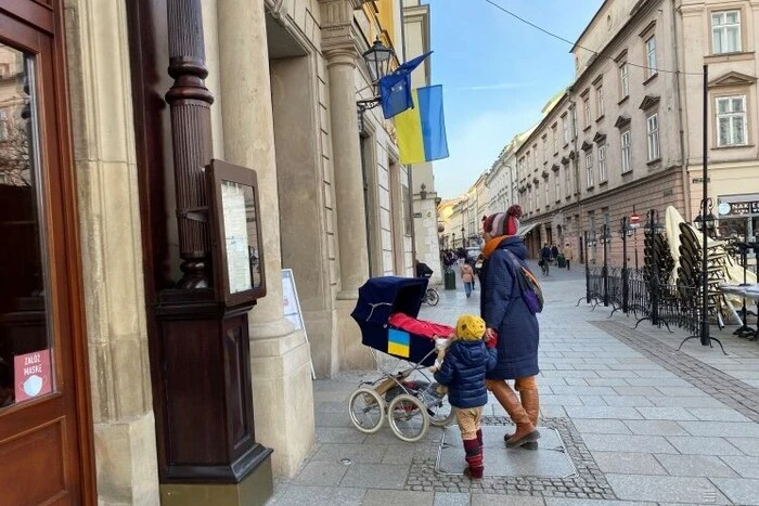 Женщина не пускает украинцев в заведение