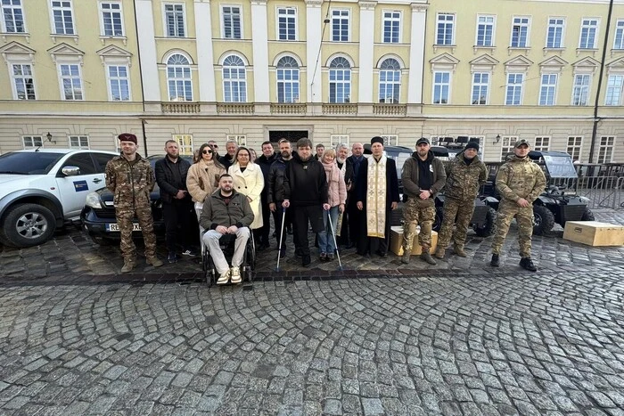 Photo of veteran Vitaliy Bilyak with representatives of the Ukrainian Strength Foundation