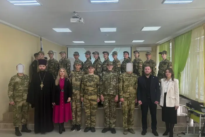 Schoolchildren swear allegiance to the Russian Federation under church blessing