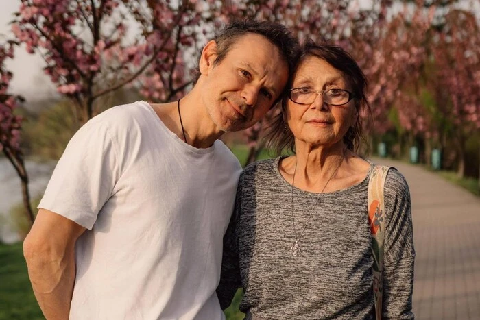 Sviatoslav Vakarchuk with his mother in the photo