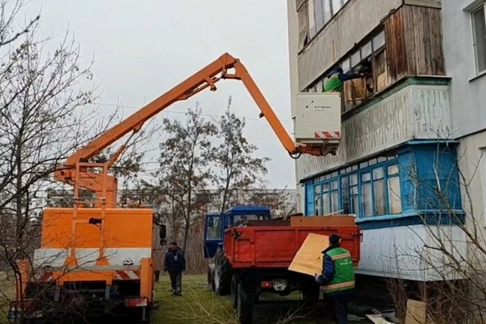 Utility workers find the owner among the garbage