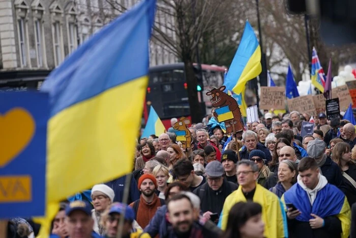 In London sind Tausende von Menschen auf die Straße gegangen, um die Ukraine zu unterstützen