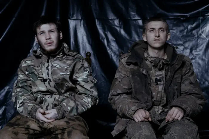 Die Besatzer fuhren auf Elektrorollern in die Gefangenschaft von 'Azov'