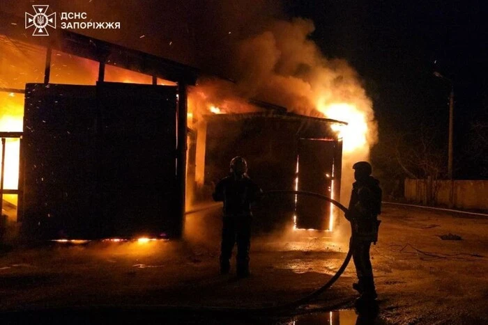 Пожар в Запорожье: возникли пламя и дым