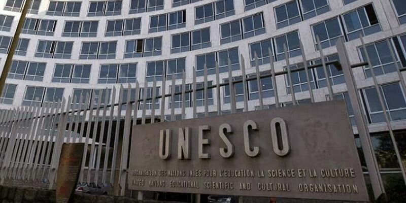 Флаг України на фоні символічного міста