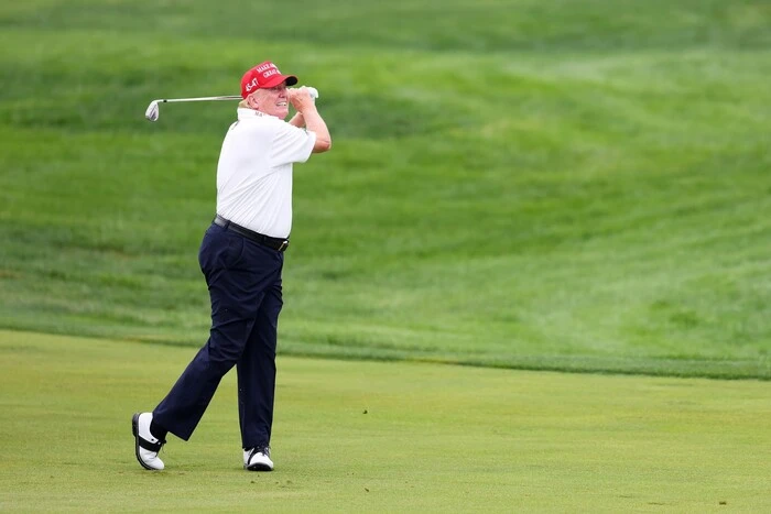 Trump prahlte damit, dass er die Meisterschaft im Golf in seinem eigenen Club gewonnen hat