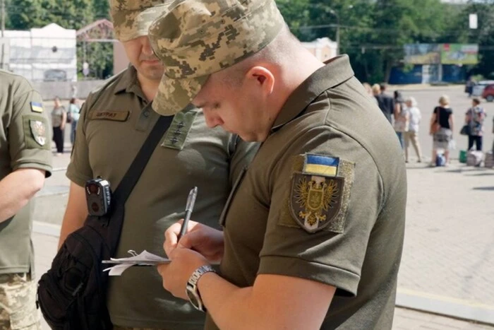 Na Sumszczyźnie mężczyzna zaatakował policjanta i pracownika TCK