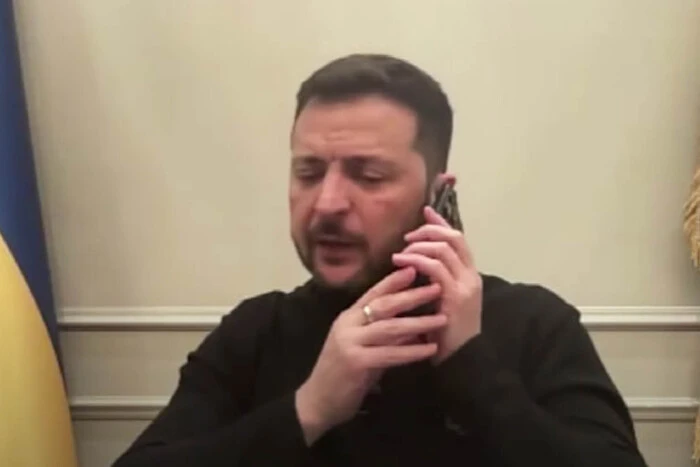 Zelensky's briefing interrupted by a phone call: details