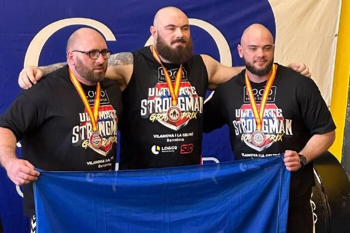 Strongman Novikov with the trophy