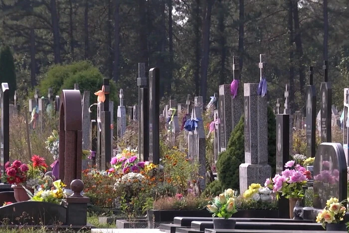 In der Region Odessa hat ein Kind mit Lippenstift Gräber auf einem Friedhof bemalt, um sich zu amüsieren