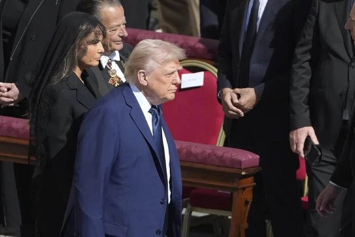 Trump popełnił błąd w stroju na pogrzebie Papieża
