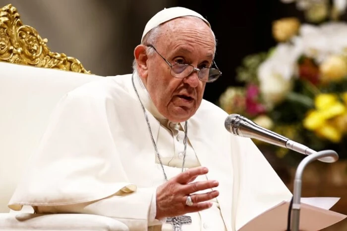 The Curse of Avellino. The Death of the Pope and the Italian Football Club