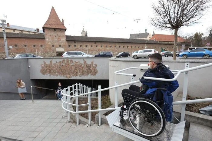 Електричний підйомник у підземному переході