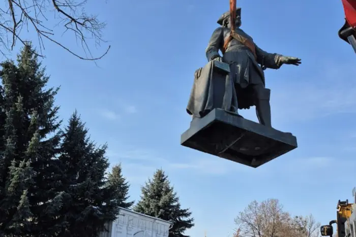 Dismantling of the monument to Peter I in Poltava