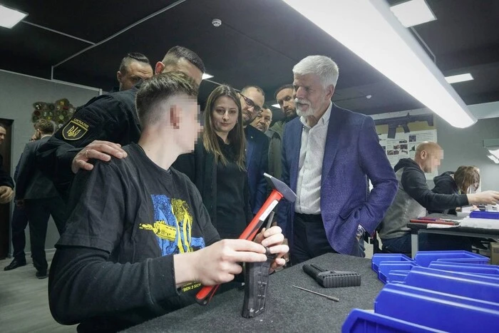 The President of the Czech Republic inspects the production of Bren-2 rifles in Ukraine