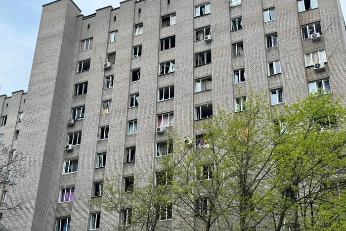 Дівчинка на гойдалках зі золотавими листями