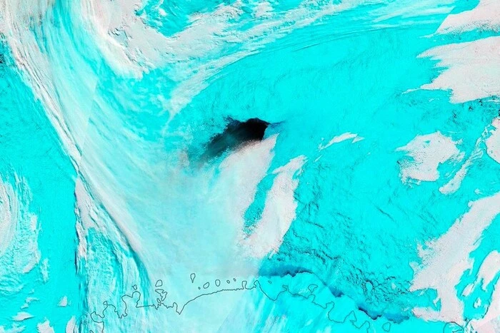 Hole in the Antarctic ice cap