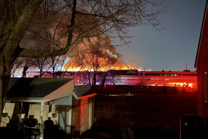 In den USA ist ein großflächiger Brand in einer Fabrik für Luftfahrtbeschläge ausgebrochen (Video)