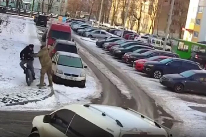 In Charkiw hat ein Soldat einen Mann vom Fahrrad geworfen. Die TCK erklärte die Situation