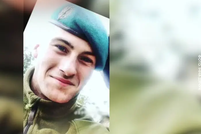 Der Marineinfanterist wurde von fünf Kopeken unterstützt