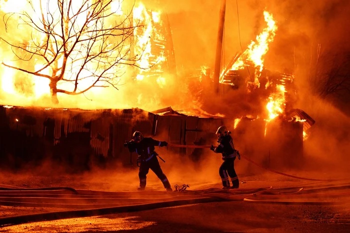 Die Feuerwehr kämpfte die ganze Nacht gegen ein Feuer in einem Hotel-Restaurant-Komplex in Wolhynien