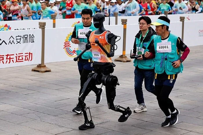 Participants of the half-marathon - humans and humanoid robots