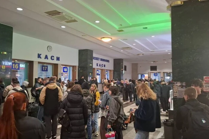 Die Bahnhöfe des Landes haben wegen eines großflächigen Ausfalls gewartet: Details von 'UZ'