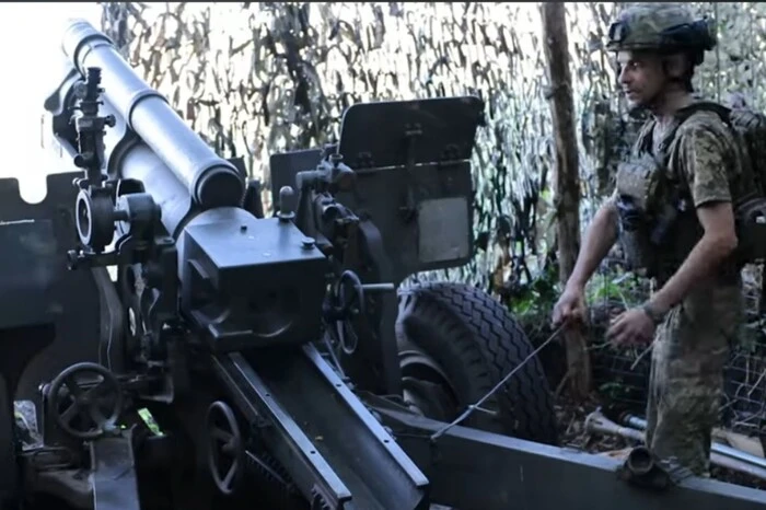 Brigade 'Lut' fights with an American cannon from the 1940s