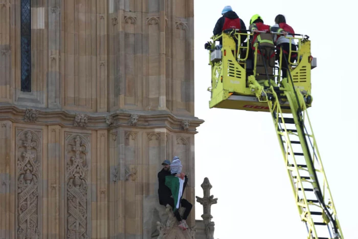 Mann barfuß mit palästinensischer Flagge kletterte auf Big Ben: Er wurde nach 16 Stunden entfernt