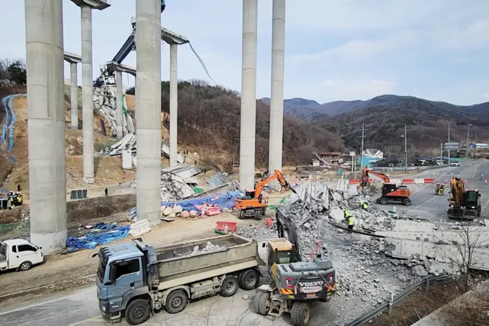 Collapse of a new bridge in South Korea