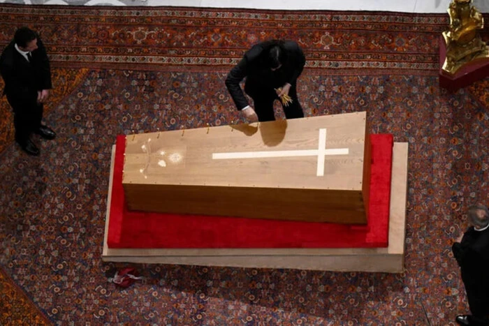 W Watykanie zakończyła się ceremonia pożegnania z Papieżem Franciszkiem: trumna z ciałem została zamknięta