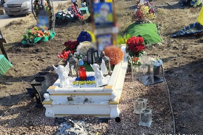 Damaged flag, stolen items. The grave of a soldier in Sumy