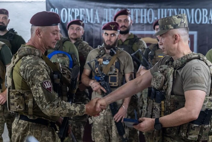 Award presentation to paratroopers fighting in Kurshchina