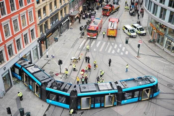 In Oslo Center entgleiste Straßenbahn und fuhr in ein Elektronikgeschäft