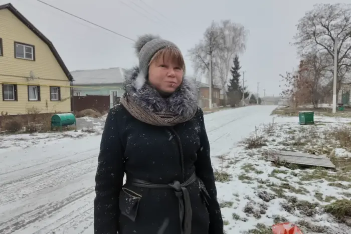 A resident of Suja conveys news to her mother