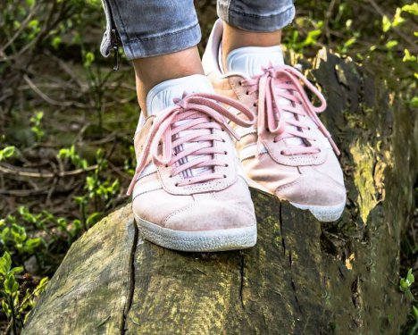 Einfache Tipps, um weiße Flecken von Schuhen zu entfernen: eine Sammlung von Ratschlägen