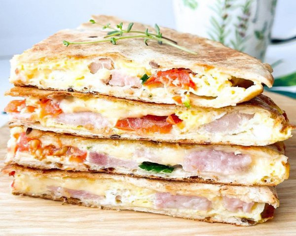 Wie man schnell ein Frühstück aus Lavash zubereitet: ein sättigendes Rezept, um nicht bis zum Mittagessen hungrig zu bleiben