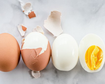 Perfekt Ei von der Schale reinigen: Was du beim Kochen ins Wasser geben solltest