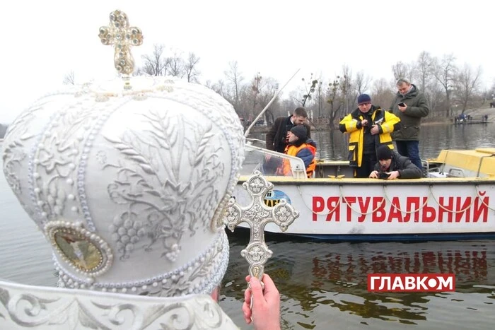 Відображення у воді хрещених людей