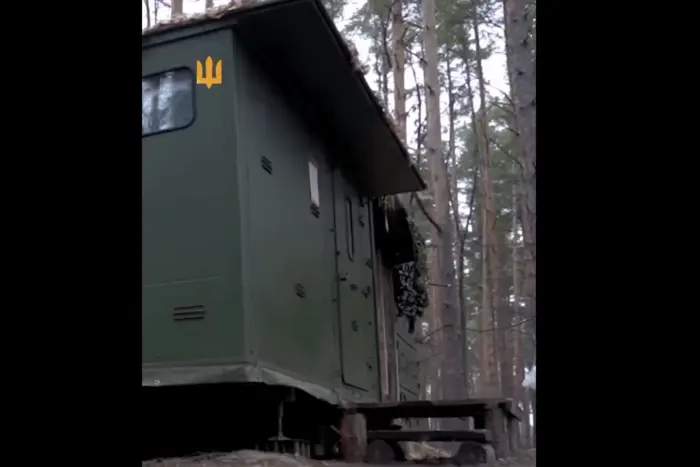 Ukrainische Soldaten haben eine russische Sauna erbeutet und sie von innen gezeigt