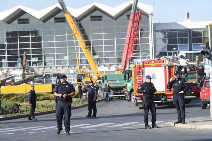 Обвалився дах відкритого вокзалу в Нових Садах