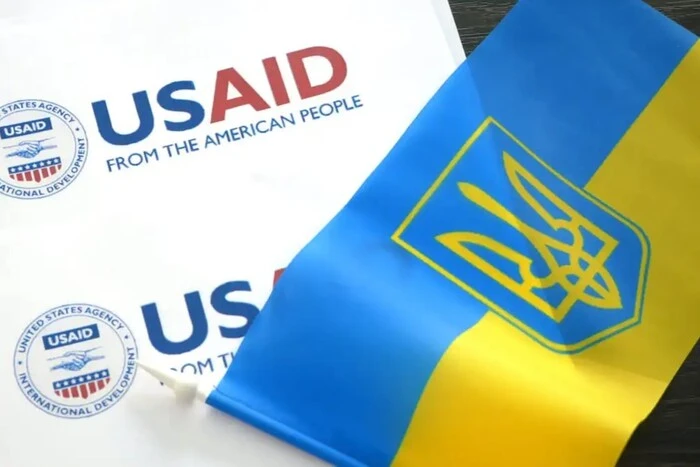 Лого USAID на старом куске льда