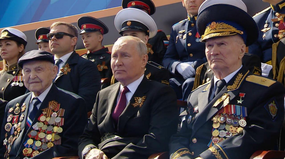 Falsche Veteranen bei der Feier am 9. Mai neben Putin