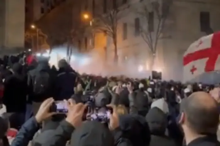 Protesty w Tbilisi: policja brutalnie rozpędza demonstrantów (wideo)