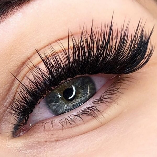 Fashion trends in eyelash extension