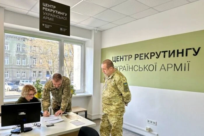 Люди, які звернулися до центрів рекрутингу ЗСУ